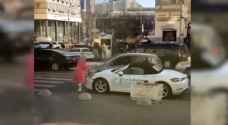 بالفيديو.. فتاة تحطم سيارة ثمينة بالفأس وسط العاصمة كييف