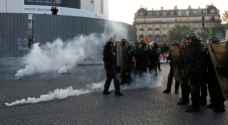 الشرطة الفرنسية تطلق الغاز المسيل للدموع على المحتجين في باريس