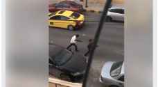 فيديو يظهر شخصا يجري وهو يحمل سلاحا في محيط جامعة البتراء