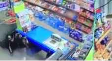 أطفال يخدعون محاسب سوبر ماركت ويسرقون "الكاشير" – فيديو