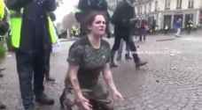 فرنسية تخاطب الشرطة: انظروا ماذا تفعلون بنا.. اخجلوا من أنفسكم! - فيديو