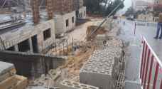 تحويل السير إثر انهيار جزئي لحافة طريق في مرج الحمام - فيديو وصور