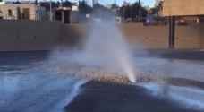 انفجار خط مياه على طريق المطار.. و"المياه" تتابع - فيديو