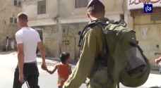 حملة انتهاكات تستهدف الأطفال والمواطنين في البلدة القديمة بالخليل - فيديو