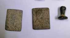 ضبط تماثيل وأختام تحمل نقوشا تاريخية بحوزة شخصين في الزرقاء