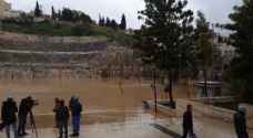 بالفيديو..ساحة المدرج الروماني في العاصمة عمان تغرق وتتحول الى بركة مياه كبيرة