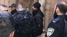 الاحتلال يعتقل حارسا من "الأقصى" ويستدعي آخر