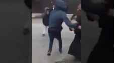 مستوطنون يعتدون بوحشية على سيدة وابنها في الخليل - فيديو
