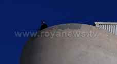 مواطن يهدد بالانتحار من أعلى صوامع اربد ..والأمن يحاول ثنيه- فيديو وصور