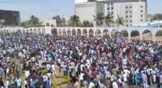 متظاهرون يقتحمون مقر البشير ويطالبون الجيش السوداني بالانحياز لهم - فيديو