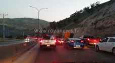 ازدحامات مرورية على طريق اربد عمان - صور