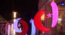 بيوت الزرقاء تستقبل شهر رمضان بالزينة والفوانيس.. فيديو