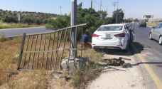 5 اصابات بتصادم سرفيس بعامود كهرباء على طريق اربد - عمان.. صور