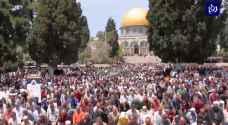 ما يقارب 200 ألفِ مصلٍ أدوْا صلاةَ الجمعةِ في المسجدِ الأقصى المبارك - فيديو
