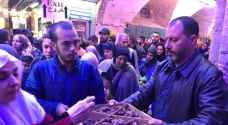 القدس .. شبان حارة النصارى يواصلون توزيع التمر والماء على الصائمين الوافدين الى الأقصى