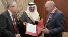 منح فيصل الفايز قلادة أبي بكر الصديق