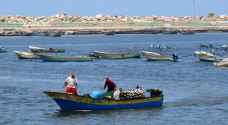 الاحتلال يقلص مساحة الصيد في بحر غزة
