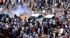 الشرطة السودانية تطلق الغاز المسيل على متظاهرين يغلقون الطرقات
