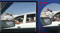 ضبط سائق وضع شخصان على مقدمة المركبة أثناء مسيرها - فيديو