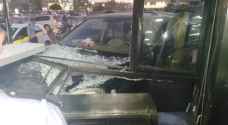 مركبة تصطدم بواجهة زجاجية لأحد المطاعم في خلدا - صور
