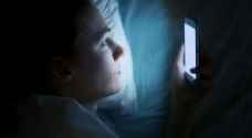 ضوء شاشات الهواتف ليلا يهدد بمرض السكري