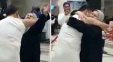 فيديو مؤثر لسوري يلتقي بوالديه في الحج بعد 7 سنوات