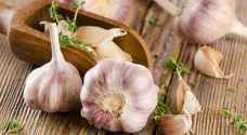 الثوم تحت الوسادة يحل مشكلات صحية عديدة