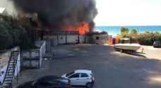 بالفيديو .. حريق ضخم في منتجع سياحي بمدينة جبيل اللبنانية