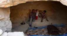 سوريون يتخذون من كهوف بدائية مساكن لهم