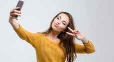 تعرفوا على الحالة النفسية للنساء قبل التقاط صورة السيلفي وبعدها