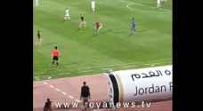 مشجع يقتحم أرض الملعب في مباراة الأردن والكويت.. فيديو