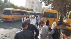 اعتصام لأصحاب باصات نقل الطلاب أمام وزارة النقل .. فيديو