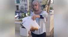 شاهد .. معلمة فلسطينية تحرق شهاداتها الجامعية بعد فصلها "تعسفيًا"