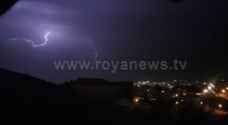 شاهد البرق والرعد في العاصمة عمان فجر الاربعاء.. فيديو