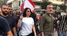 إليسا تنضم للمتظاهرين في ساحات بيروت - فيديو وصور