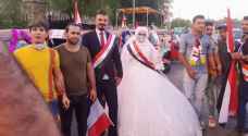 بالصور .. زفة عرس عراقية بـ "التك تك" في التحرير