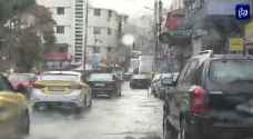 مطالبات بإيجاد حلول للإغلاقات التي تتسبب بها مياه الأمطار في عمان.. فيديو