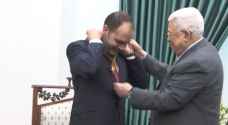 عباس يقلد الأمير علي النجمة الكبرى من وسام القدس "فيديو"