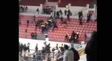 اشتباك بين لاعبي الاهلي وبعض الجماهير في دوري السلة.. فيديو