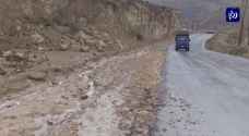 بلدة تبنة.. الأمطار تحولها إلى جزيرة معزولة ولا حلول في الأفق.. فيديو