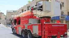 إخماد حريق داخل محل تجهيز ودهان مركبات في الزرقاء