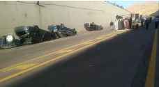 إصابتان بحادث تدهور شاحنة محملة بمركبات في العقبة - صور