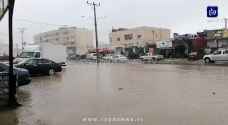 شاهد بالفيديو .. مياه الأمطار تداهم محال تجارية في مثلث عبين بعجلون