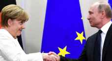 بوتين وميركل يرحبان بتبادل الاسرى بين كييف والانفصاليين