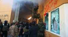 إطلاق غاز مسيل للدموع على متظاهرين أحرقوا الأعلام الأمريكية أمام سفارة واشنطن في بغداد
