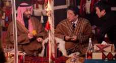 ولي العهد السعودي ورئيس الوزراء الياباني بالعباءةفي خيمة سعودية.. فيديو وصور