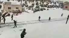 ناشطون يعيدون تداول "فيديو قديم" لمعركة بين شبان يلعبون بالثلج في الأردن.. شاهد