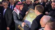 مدير عام اوقاف القدس يقدم هدية تذكارية لماكرون