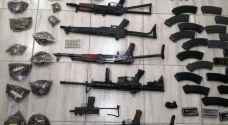 ضبط مواطن بحوزته 11 سلاحا ناريا 5 منها اوتوماتيكية في عمان- صور