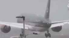 طائرة أردنية تنجح بالهبوط في مطار هيثرو البريطاني رغم الأحوال الجوية - فيديو